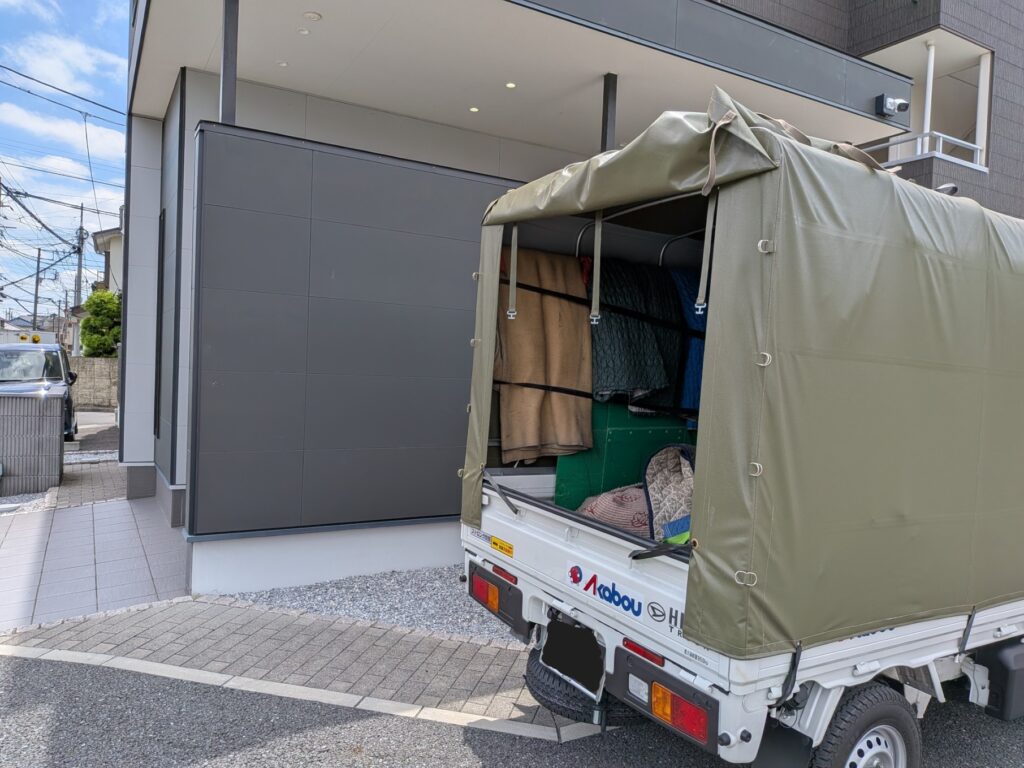 さいたま市南区のマンションで荷下ろしが終わった赤帽松本運送