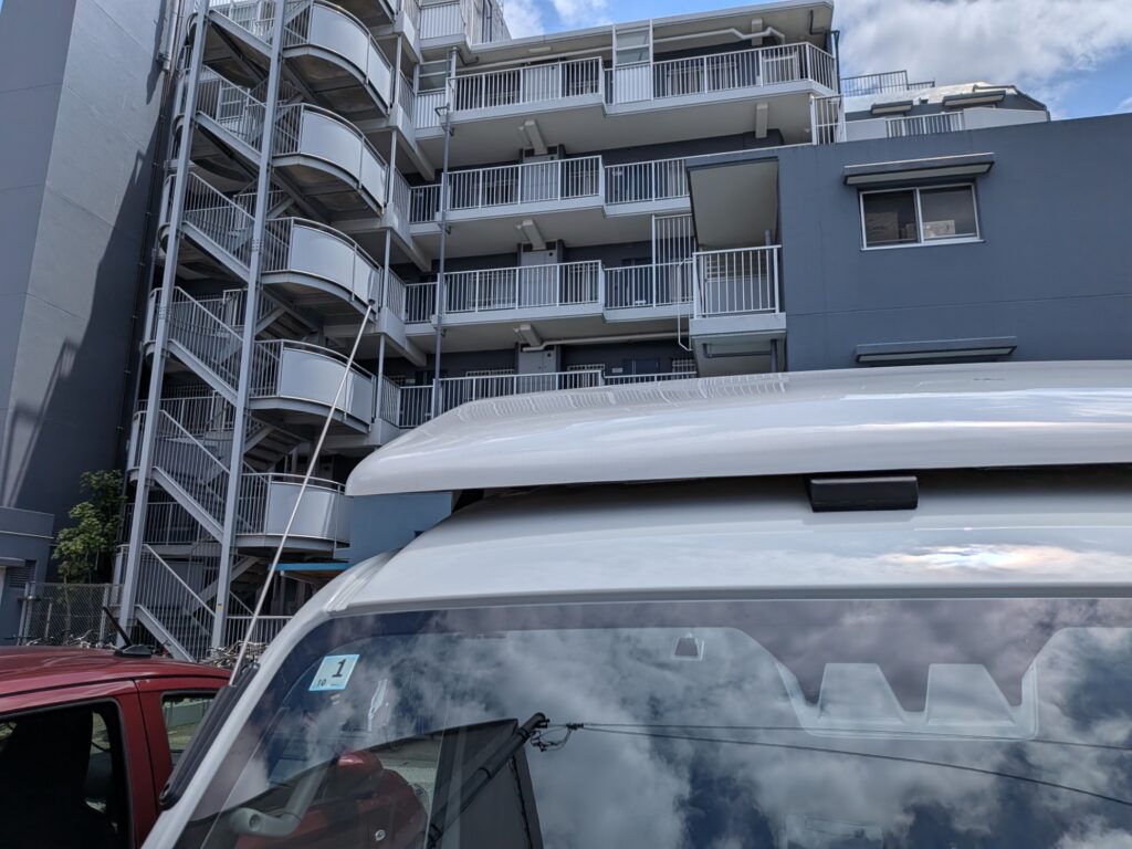 草加市のマンションで仏壇と仏具を積み込む前の赤帽松本運送のトラック