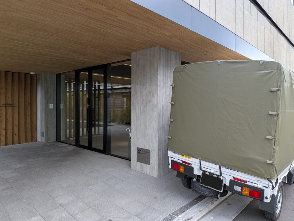 川口市の社員寮で建築模型を引き取った赤帽松本運送トラック