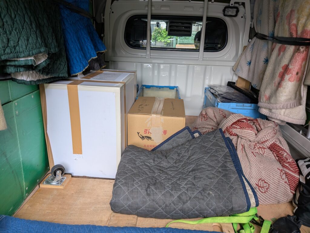 仙台市で建築模型を積み込んだ赤帽トラック荷台