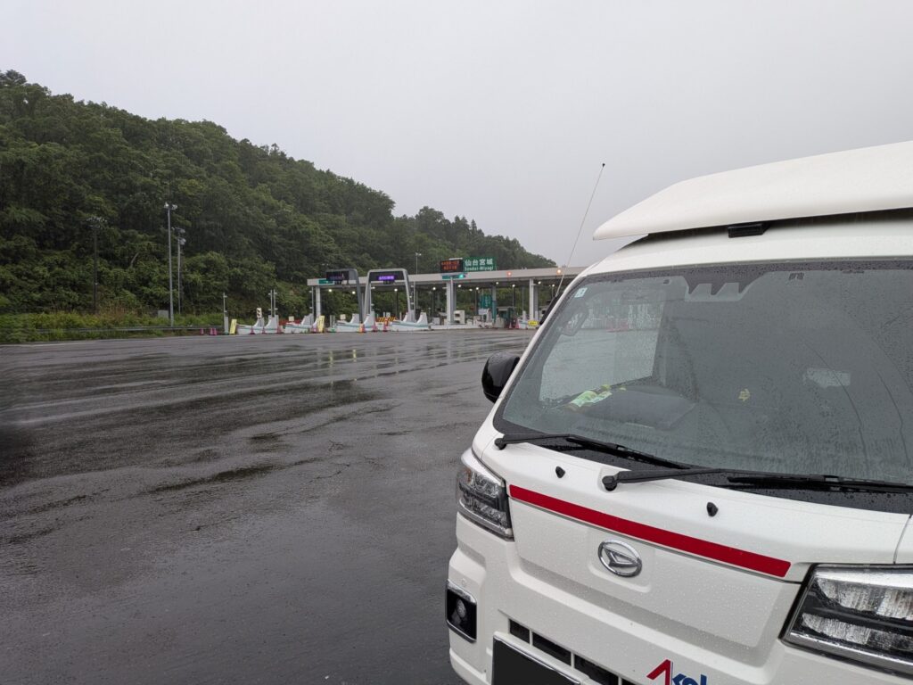 雨の仙台宮城インターチェンジ料金所付近