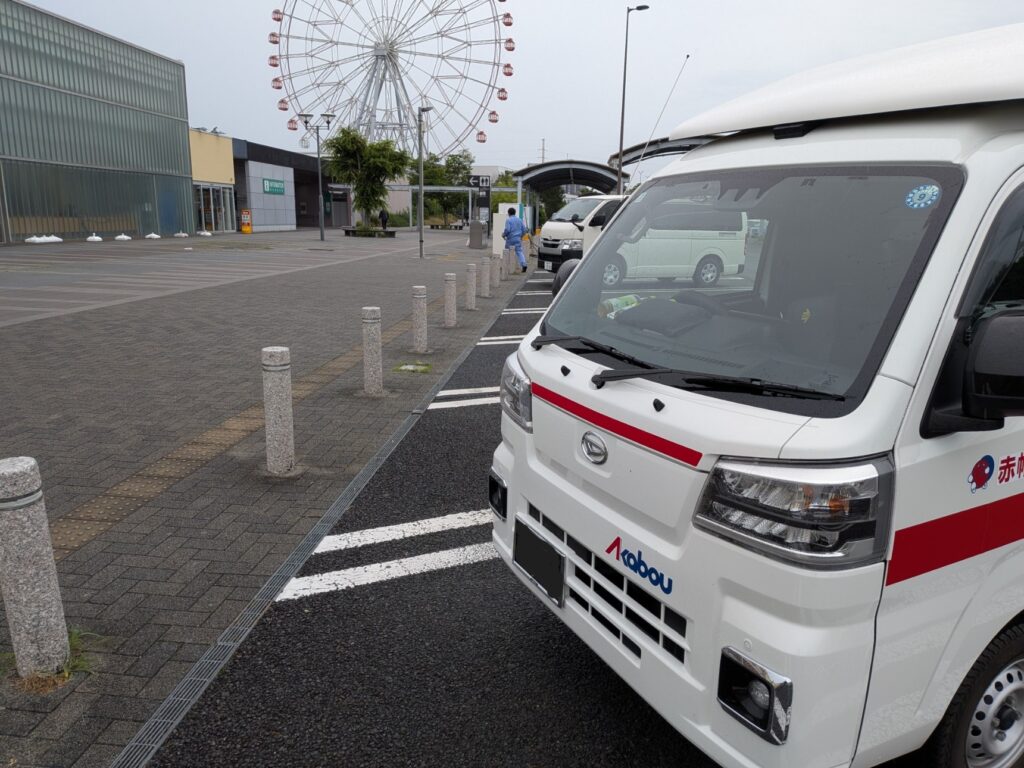 伊勢湾岸道刈谷ハイウェイオアシスで休憩する赤帽松本運送のトラック