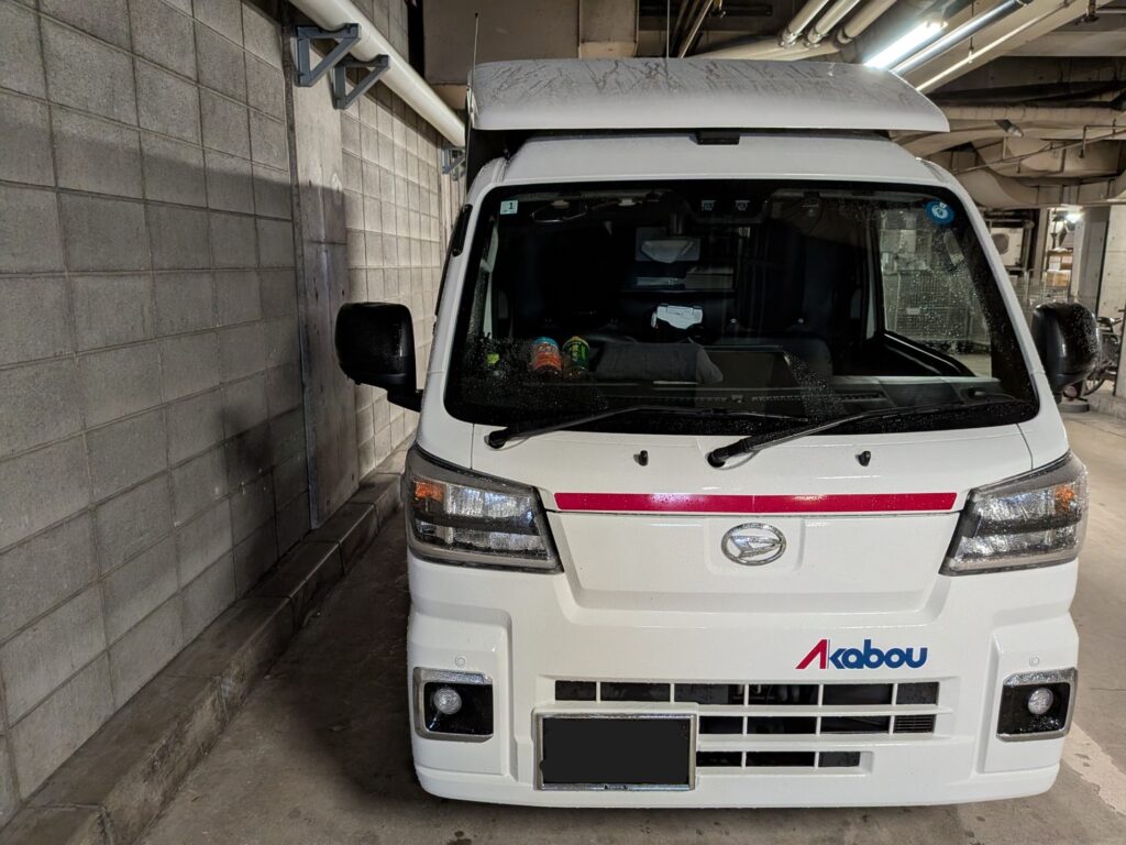 東京都港区の建物搬入口で待機する赤帽松本運送のトラック