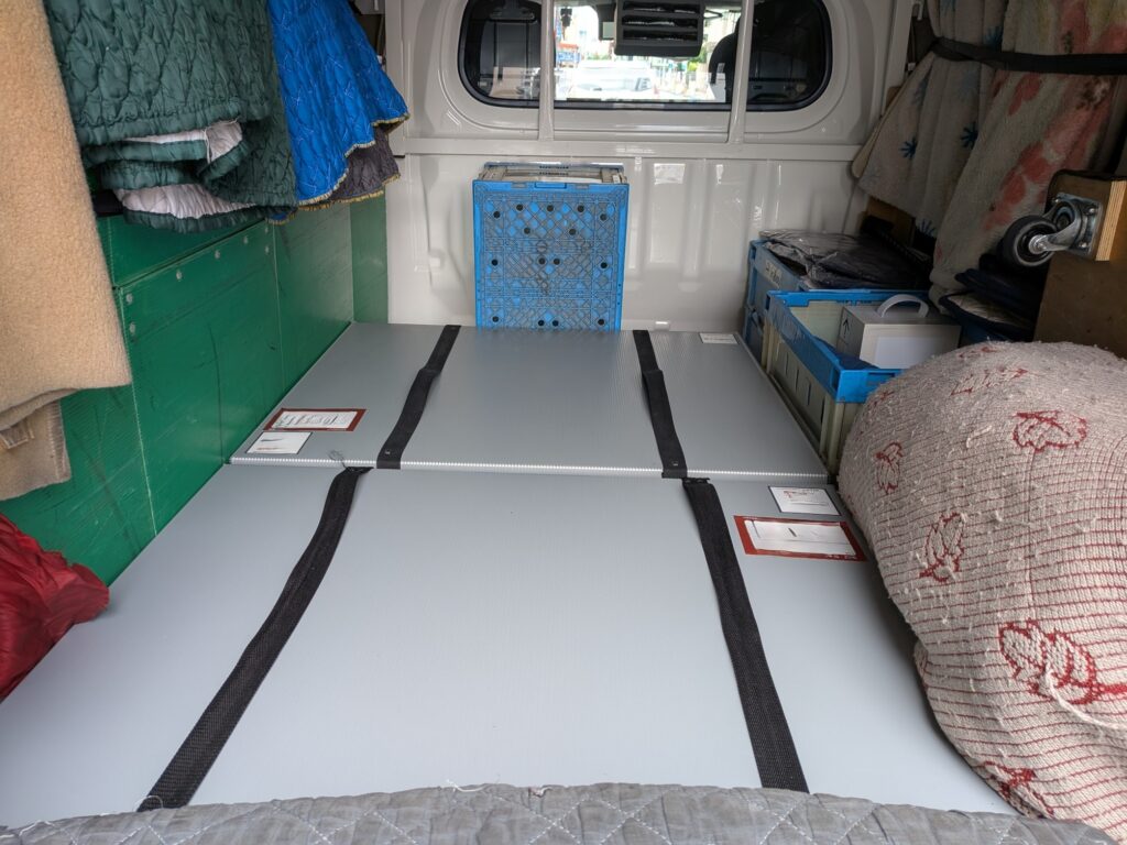 名古屋市へ向かう建築模型を積み込んだ荷台