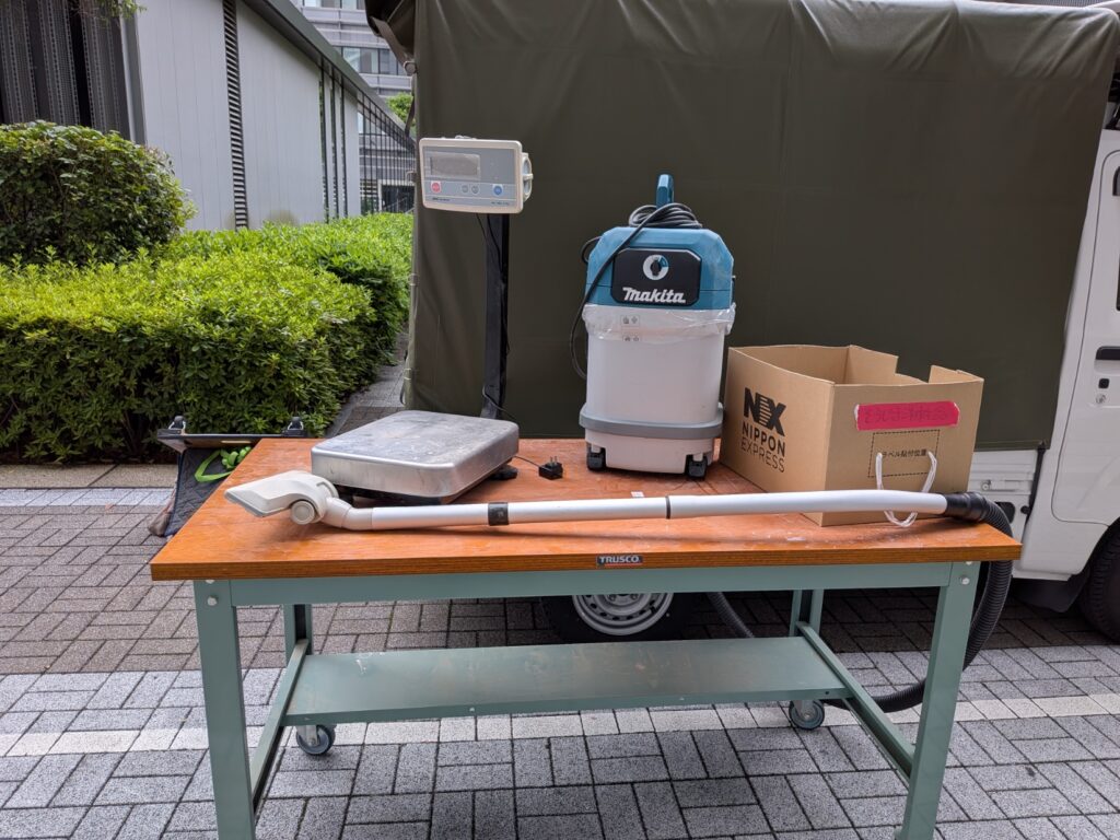 大学間配送で運ぶ作業台やはかり、掃除機などの研究資材