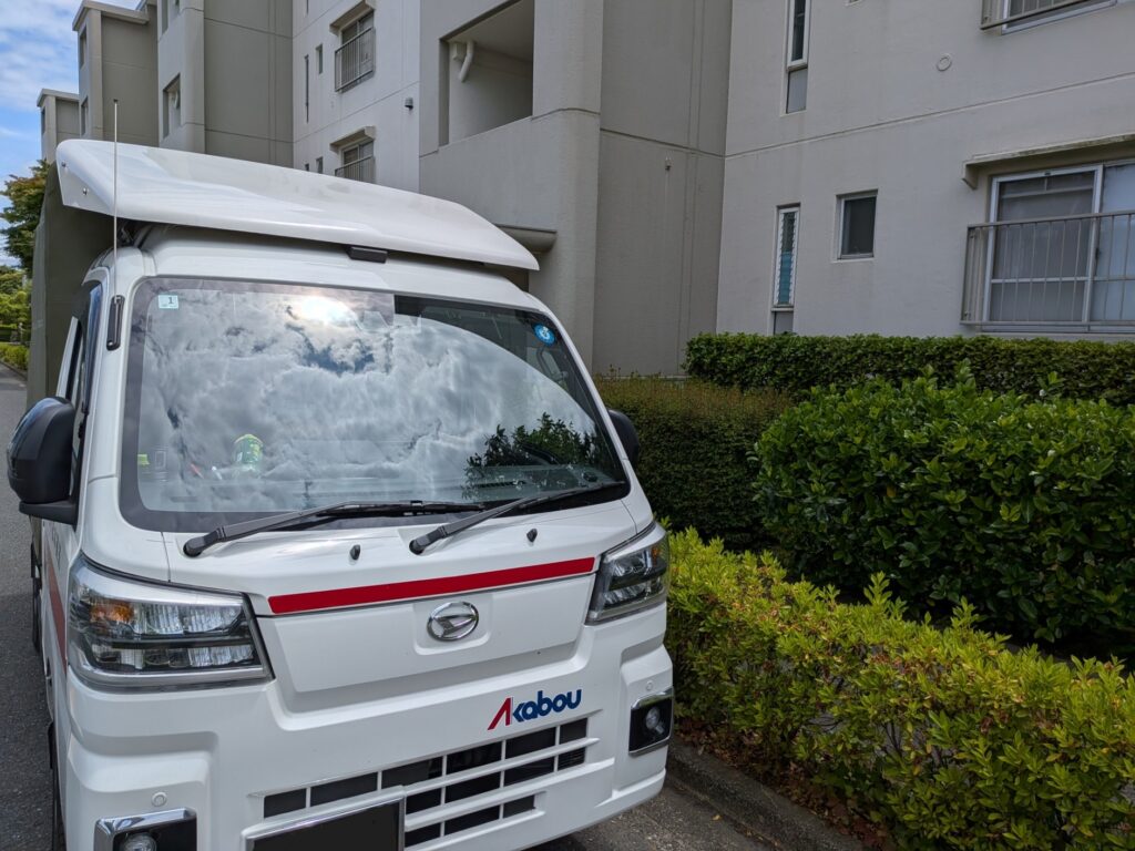 白井市で荷降ろしを終えた赤帽松本運送のトラック