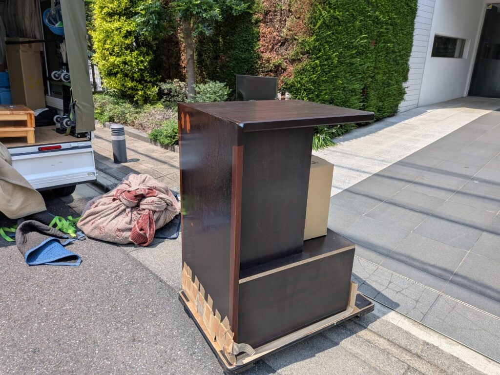 足立区から渋谷区まで運んだ机