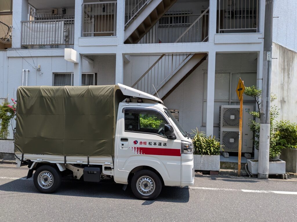 目黒区の家具店で積込みを行う赤帽車