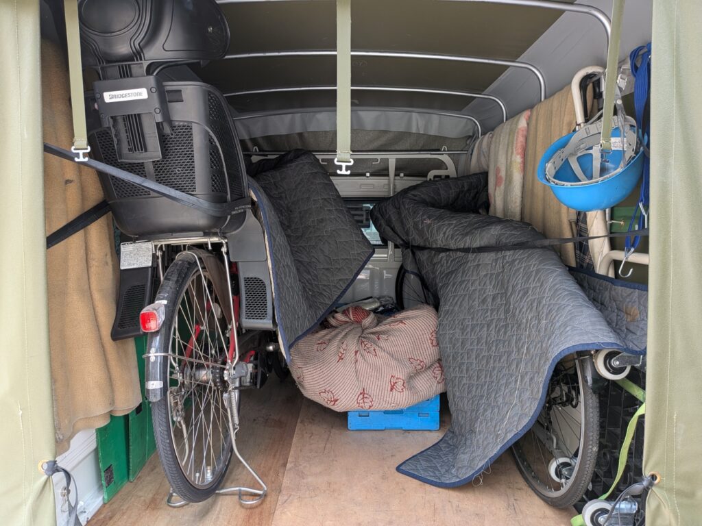 電動自転車と自転車を荷台に固定した積み込み例