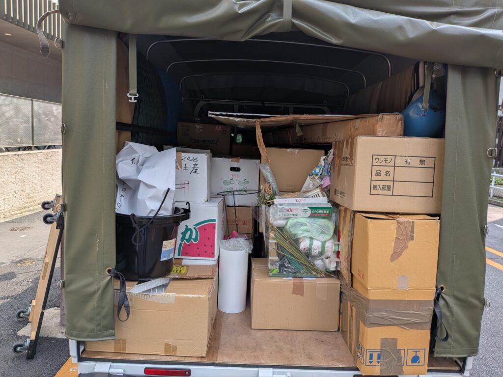 展示会作品と展示資材を積み込んだ荷台