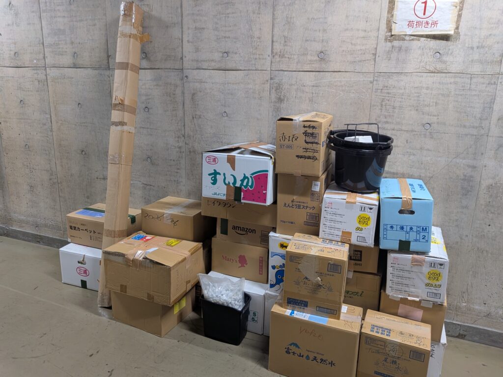 搬入口に仮置きされた展示会作品と資材
