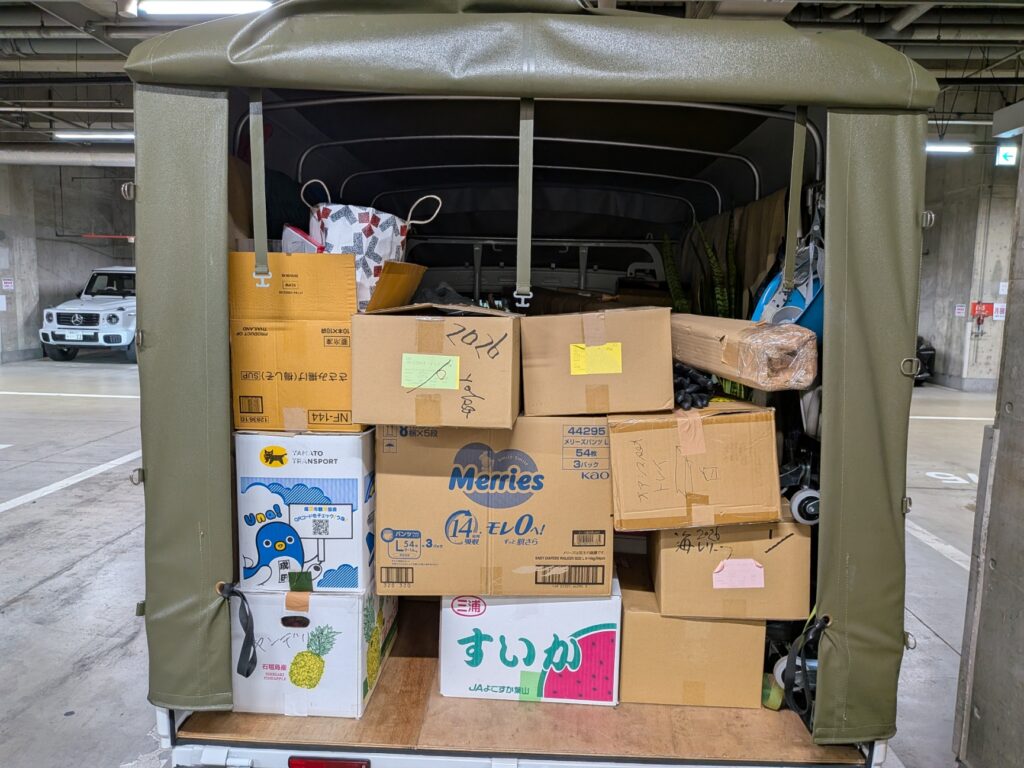 展示会終了後の搬出作業で積み込みを行う荷台