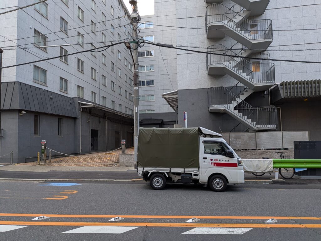 赤坂へ無事に戻り荷下ろしを終えた赤帽松本運送トラック