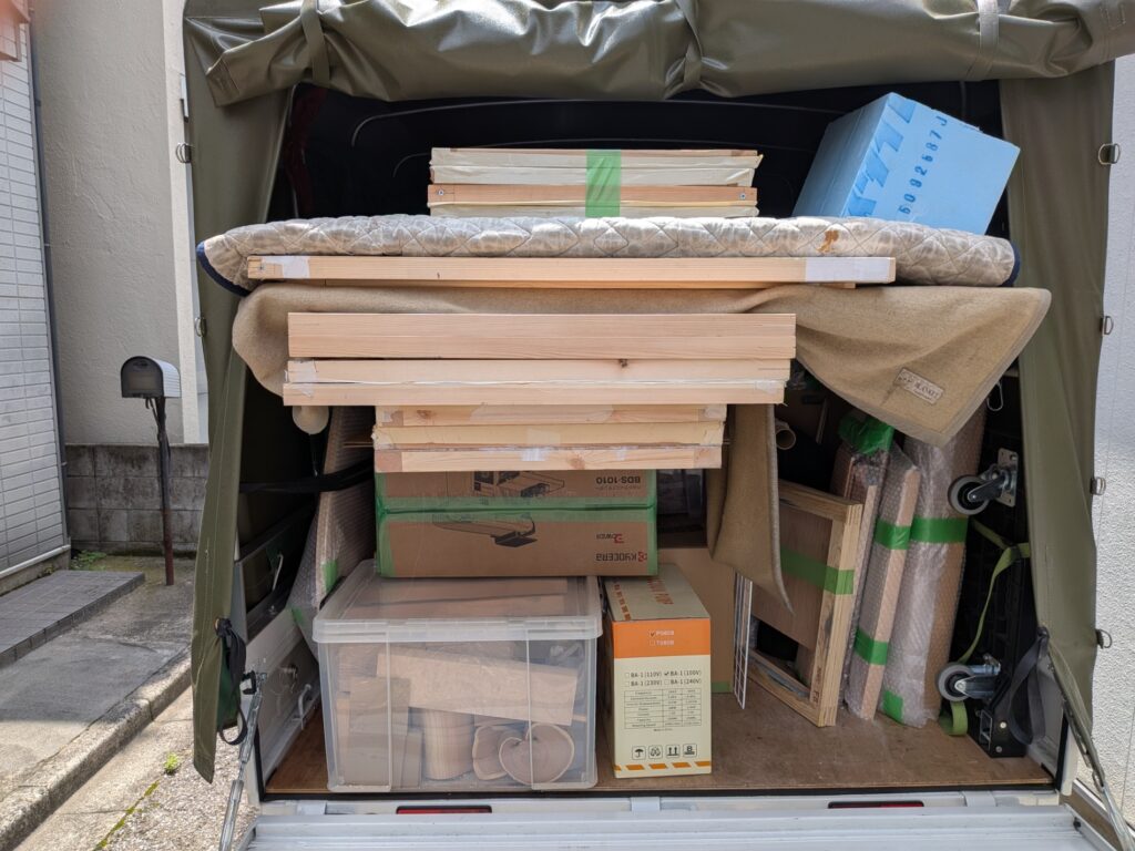 美大生の共同アトリエ引越しで慎重に積み込んだ荷台