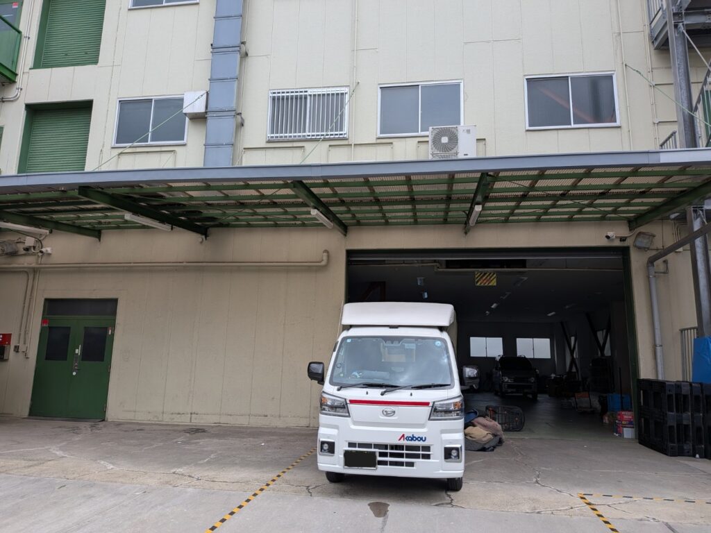 足立区の共同アトリエへ到着した赤帽松本運送