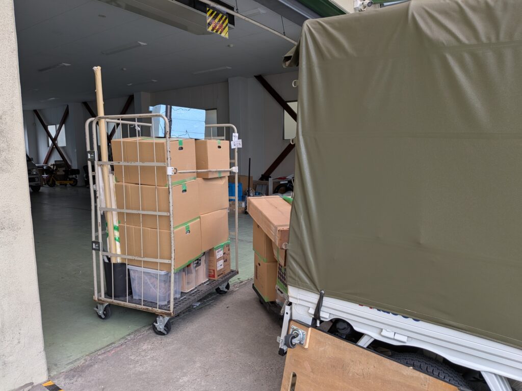 かご台車へ積み替える共同アトリエの搬入作業