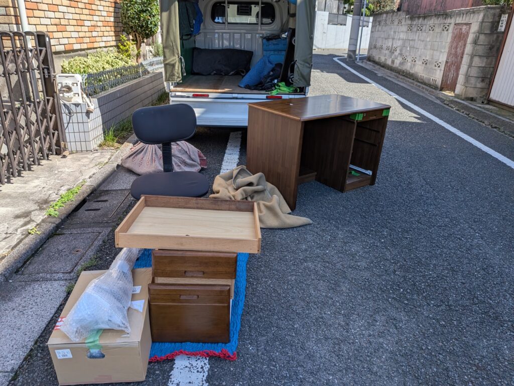 配送するガラス研磨機と学習机・椅子