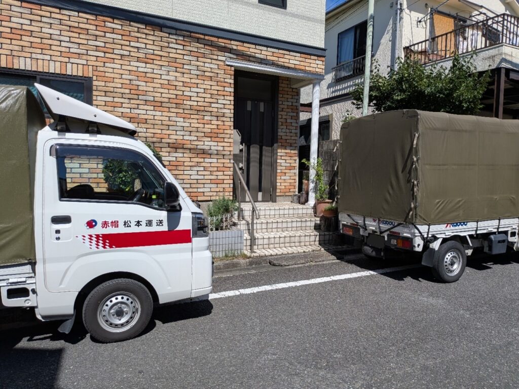 中野区で搬出作業中の赤帽トラック2台