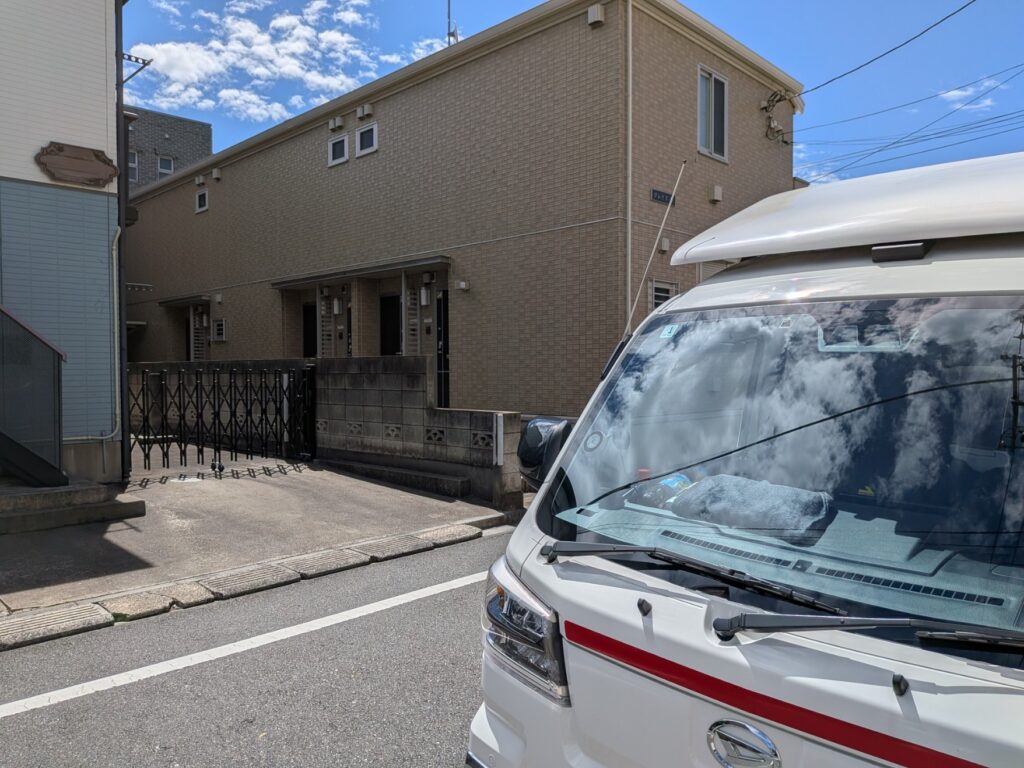 板橋区の搬入先で作業する赤帽松本運送トラック