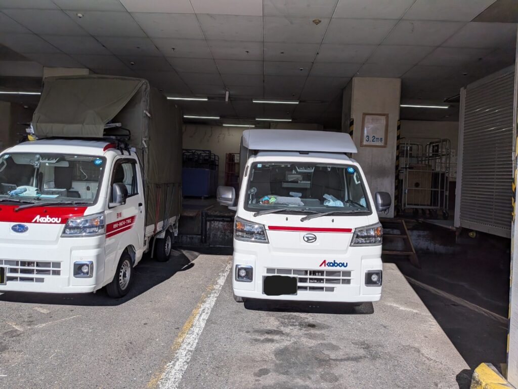 船橋のデパートで荷下ろし作業をする、赤帽松本運送