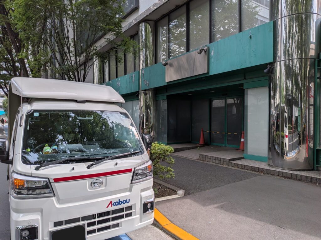 中野区の建設会社で再開発ジオラマ模型を積み込む赤帽トラック