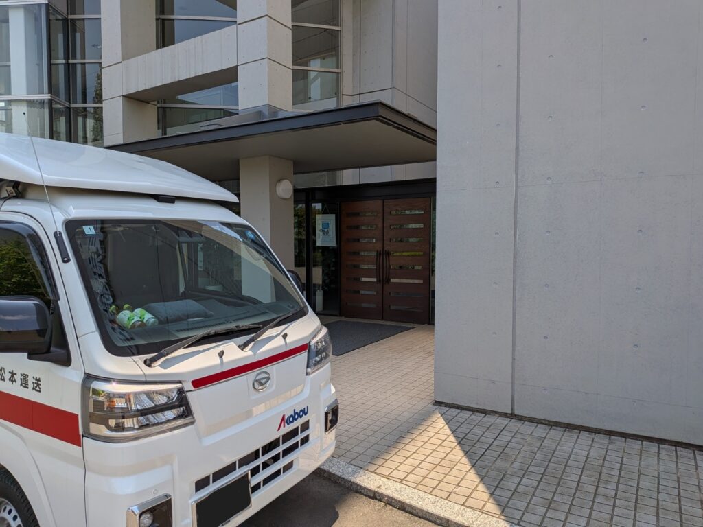 相模原市の研究施設へ再開発ジオラマ模型を配送し搬入した赤帽松本運送トラック