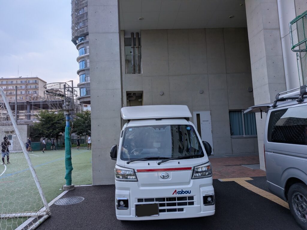 教材や資材を搬入した中学校で配送完了後の赤帽トラック