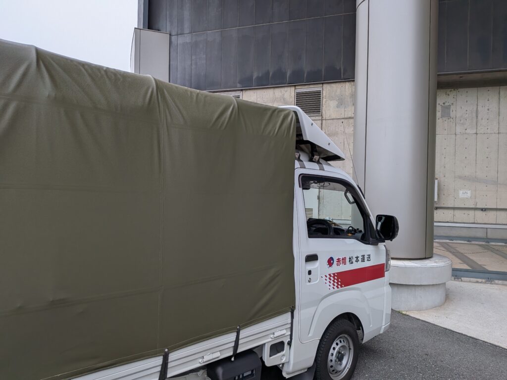 江東区のデータセンター駐車場でサーバーの引取りを行う赤帽松本運送トラック