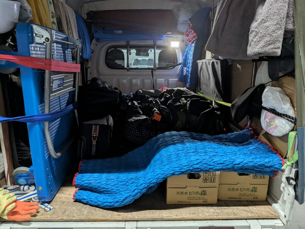 修学旅行カバンを丁寧に積み込んだ赤帽トラックの荷台
