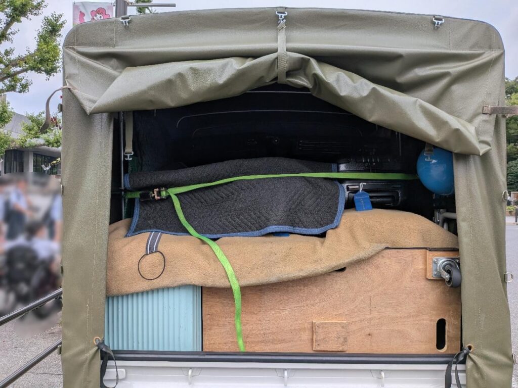 修学旅行スーツケースを赤帽トラックへ積み込んだ往路の様子
