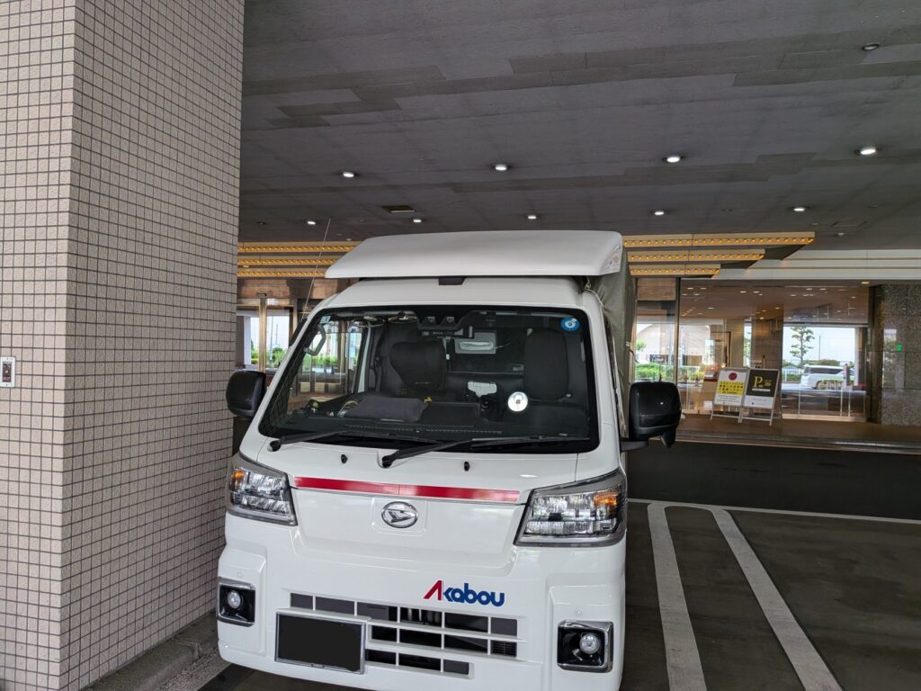浦安市内のホテルへ修学旅行スーツケースを配送した様子