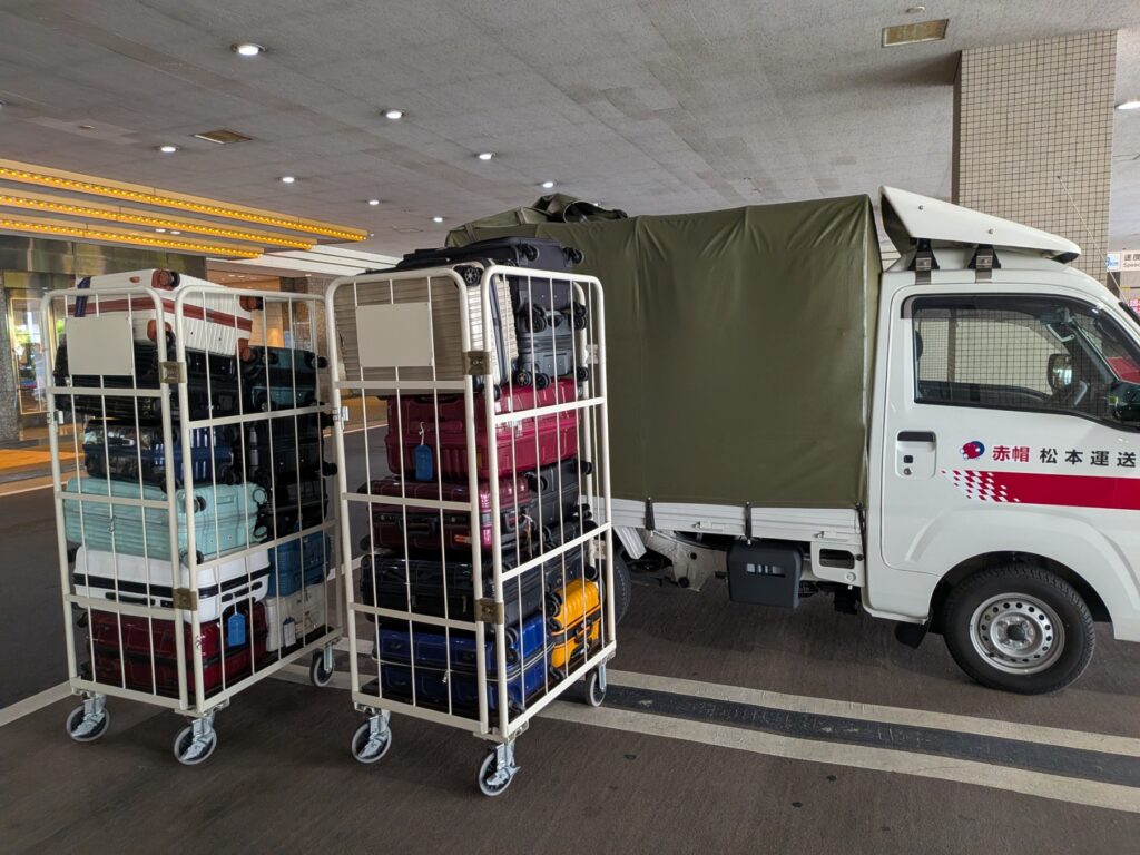 ホテルでかご台車に載せた修学旅行スーツケース