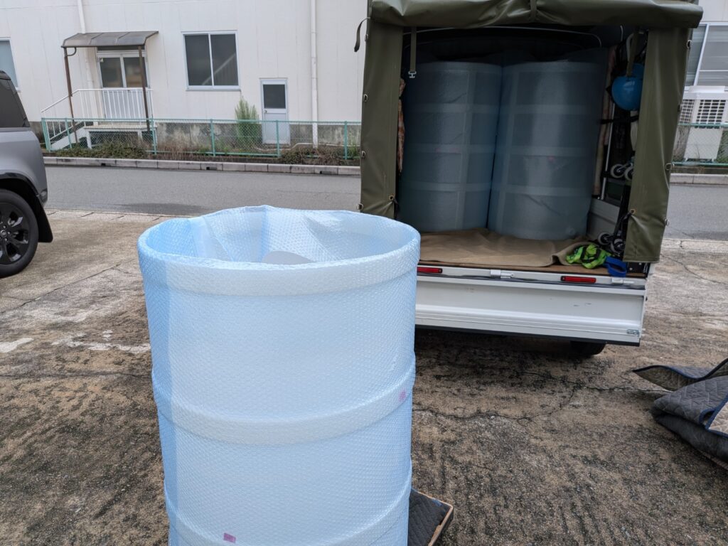 愛知県清須市の工場で緊急配送したポリタンクを荷下ろしする様子