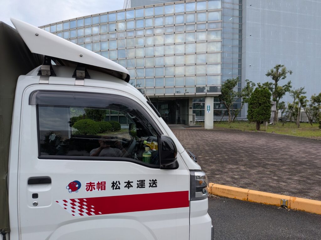 千葉県佐倉市の研究所へジオラマ模型を引き取りに伺った赤帽車