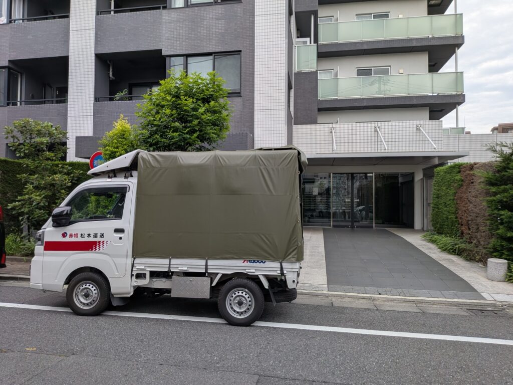 東京都渋谷区の引越し先へ到着した赤帽松本運送のトラック