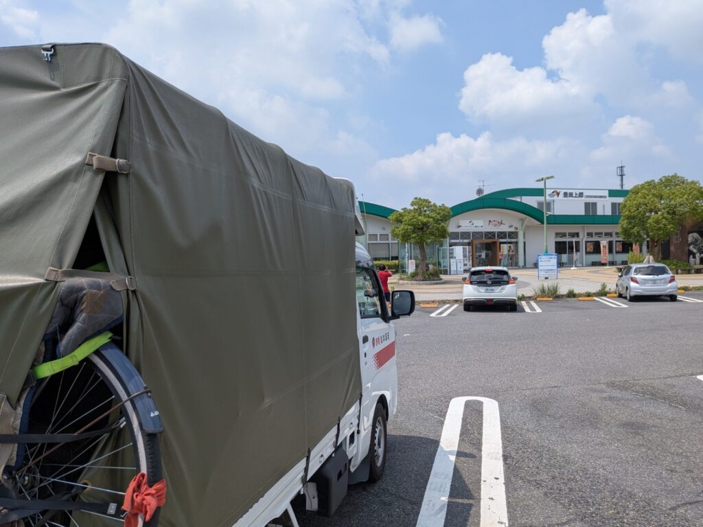 東名高速道路 豊田上郷サービスエリアで休憩する赤帽松本運送