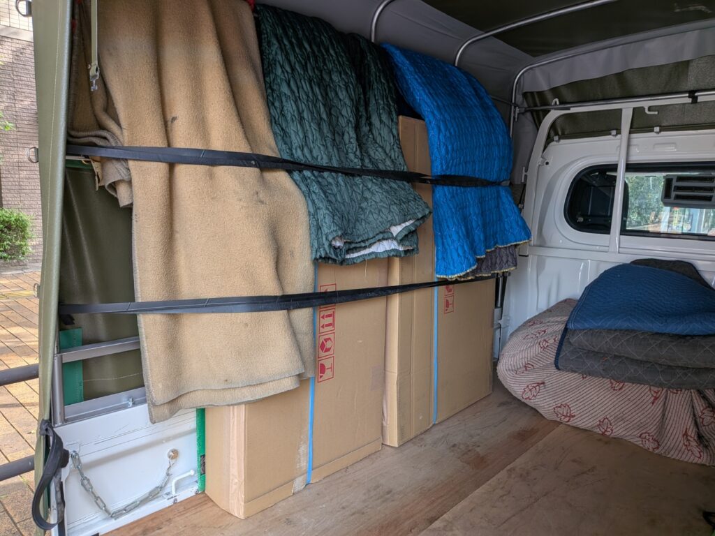 ガラス入りイベント資材を立てた状態で固定した荷台