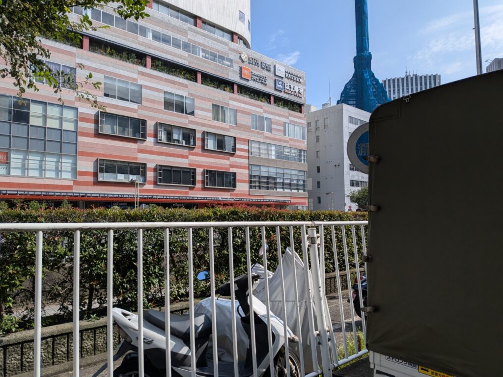 横浜市のイベント会場周辺で撮影した商業施設外観