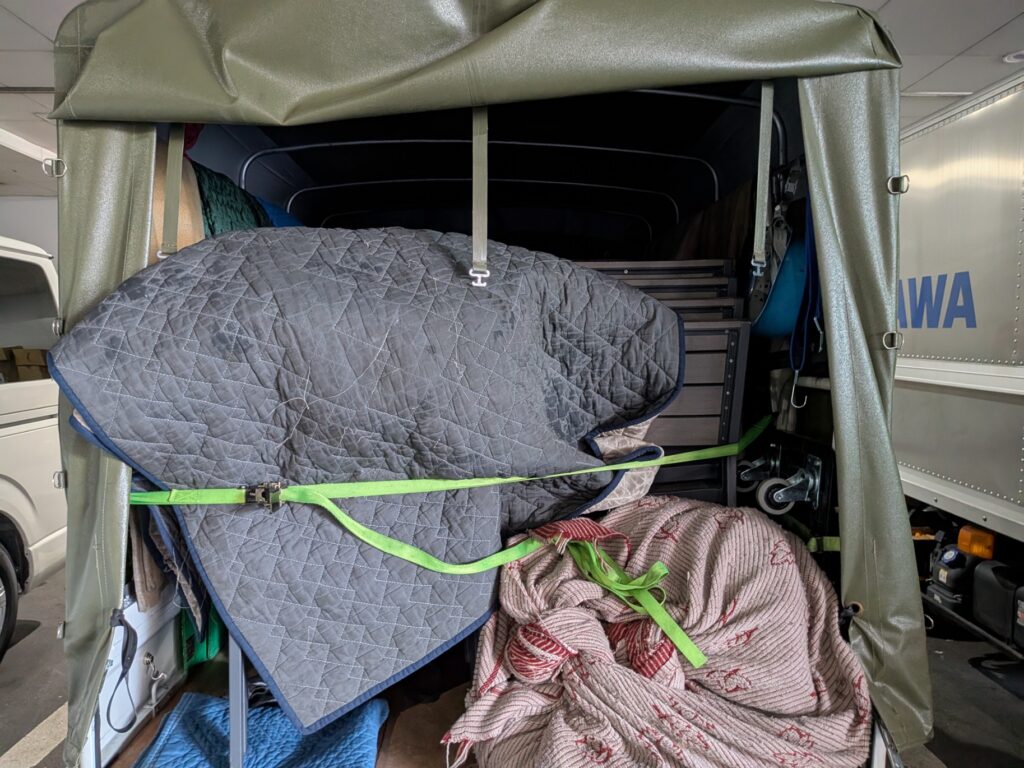 養生材で固定したガーデンテーブルと椅子の積載状況