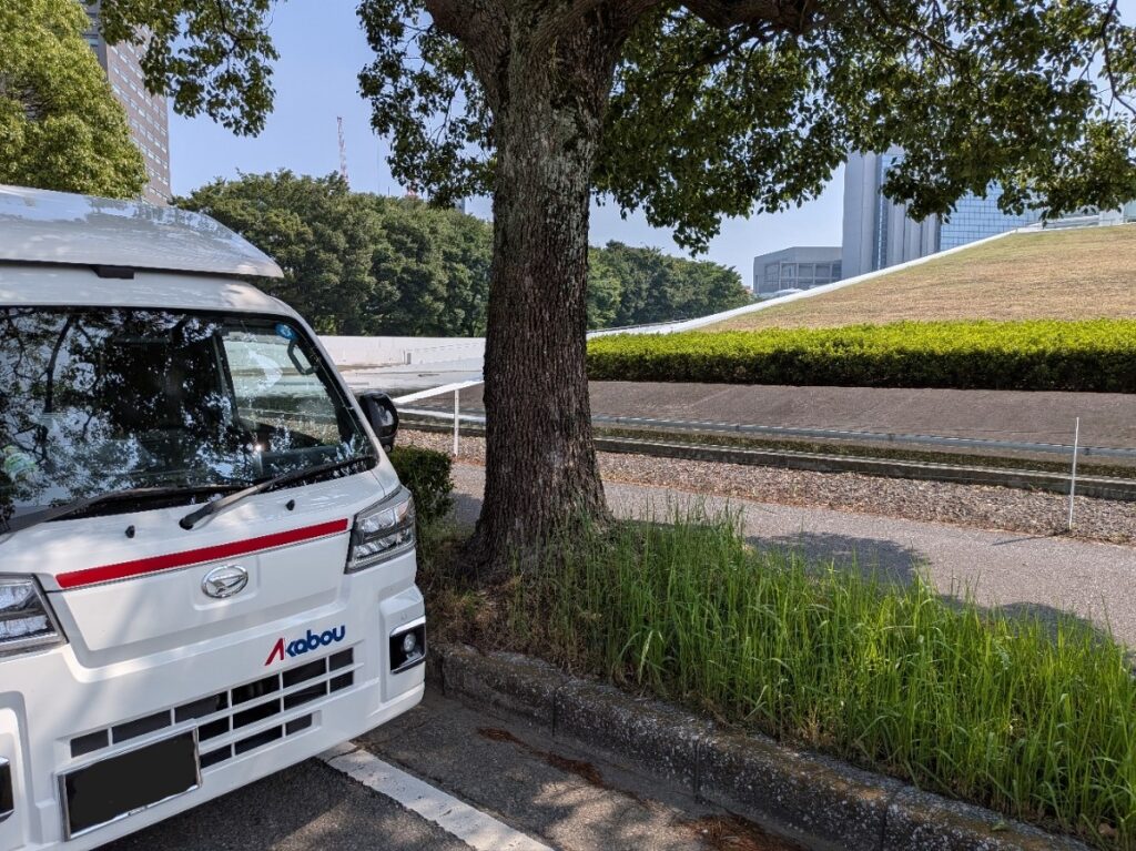 建設会社の技術研究所で建築模型を積み込む赤帽松本運送トラック