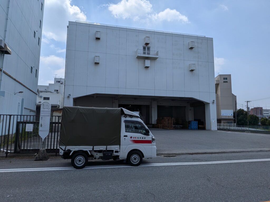 建築模型の配送先へ到着した赤帽松本運送トラック