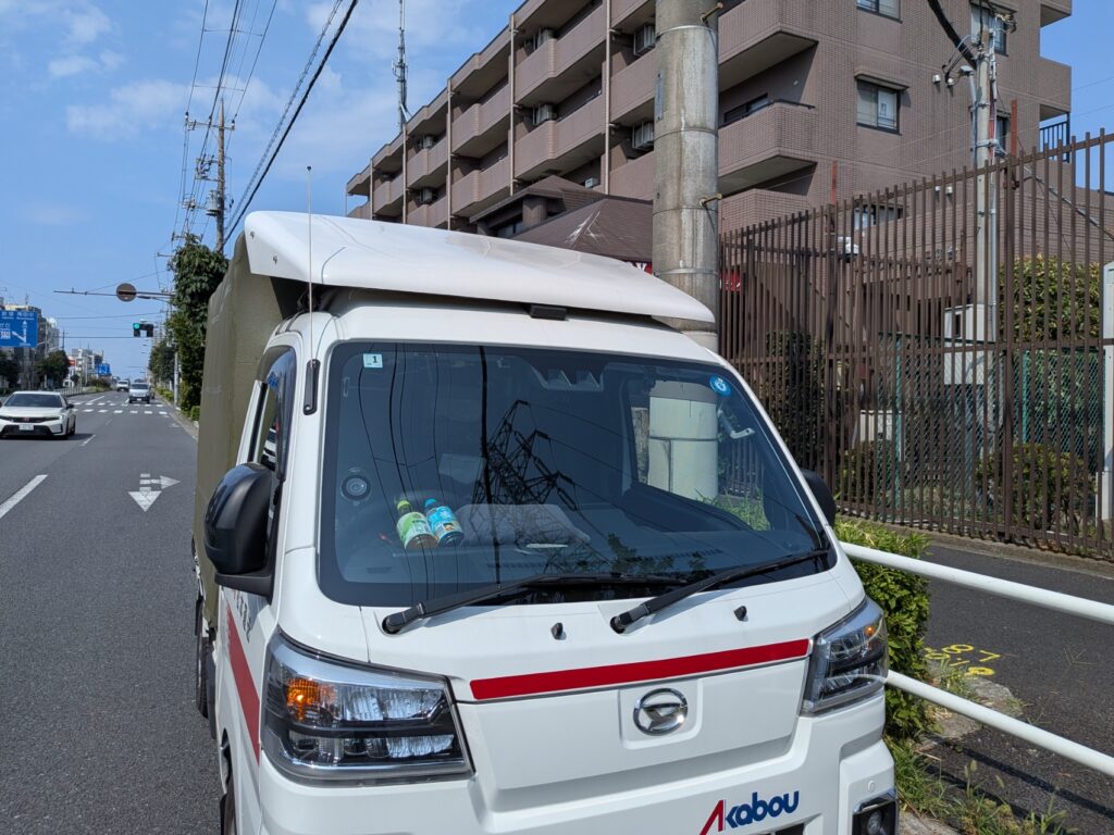 練馬区で一人暮らし用の家具・家電を積み込む赤帽トラック