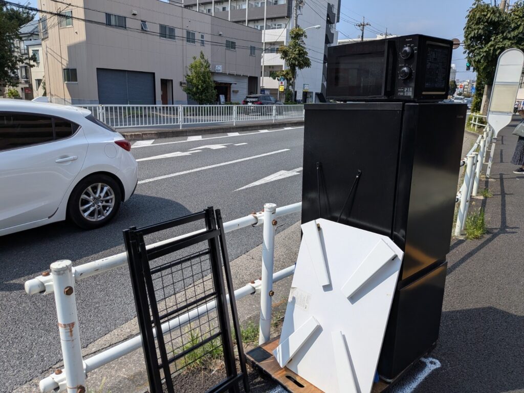 一人暮らし用に友人から譲り受けた冷蔵庫・電子レンジ・テーブル・棚