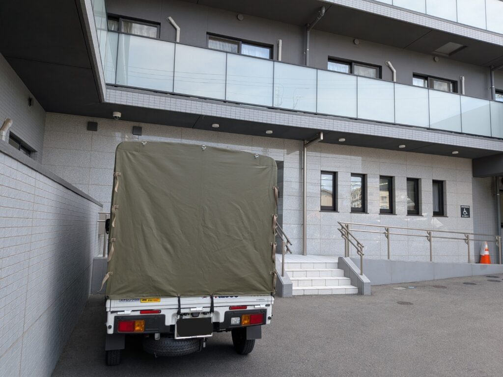 老人ホームへ到着した赤帽松本運送の軽トラック