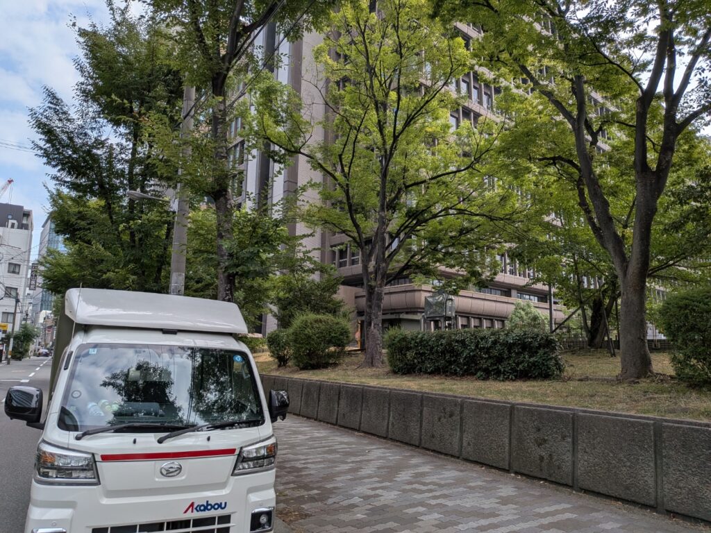 大阪市内に到着した建築模型長距離配送の赤帽松本運送