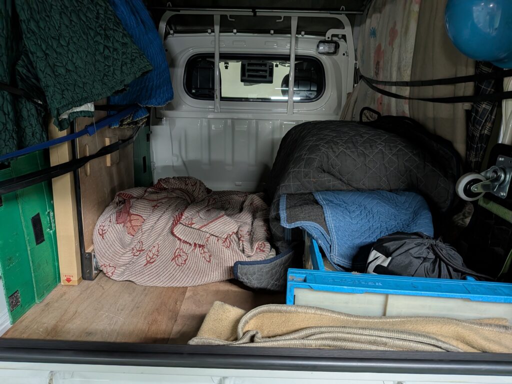 大阪から幕張メッセへ配送する建築模型を養生して積み込んだ荷台