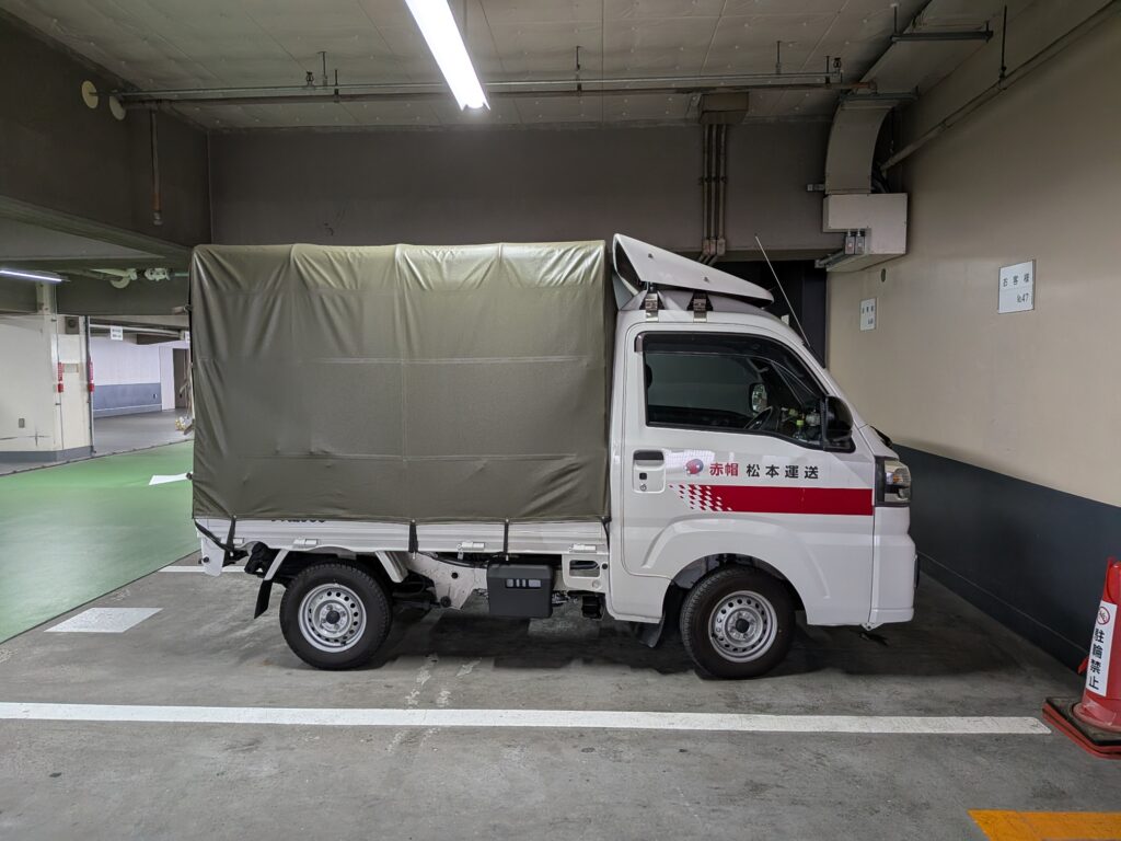 建築模型を返却するため大阪市の会社搬入口へ到着した赤帽松本運送