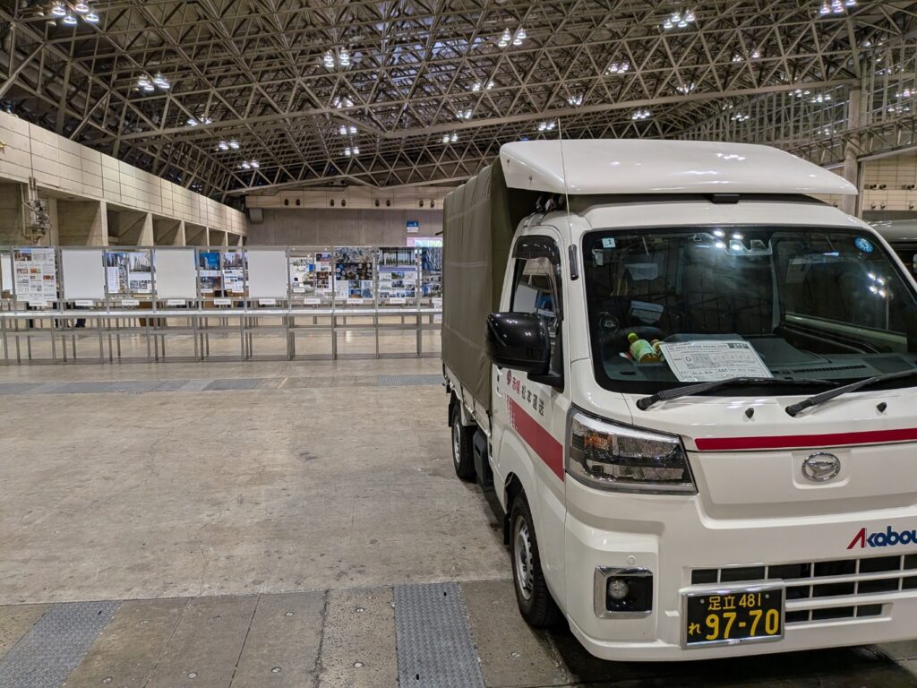 グッドデザイン賞二次審査展示の搬入に対応する赤帽松本運送