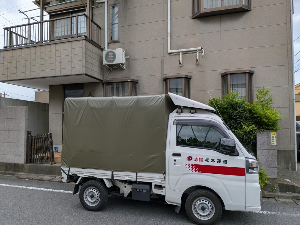 足立区内の老人ホーム入居のお引越しでご自宅前に停車した赤帽松本運送