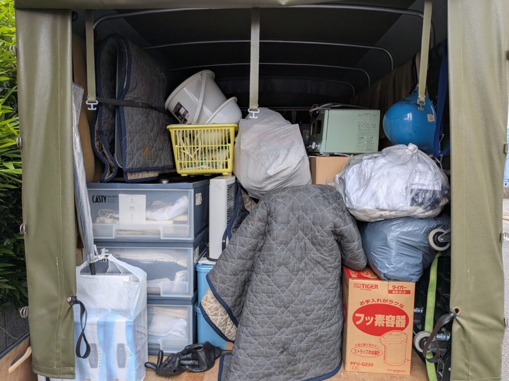 老人ホーム入居のお引越しで衣装ケースや衣類などを積み込んだ赤帽車